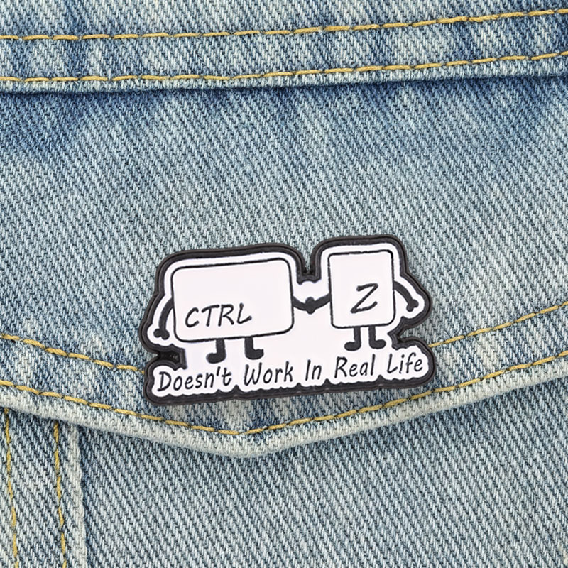 Grappige Tech Meme Emaille Pin - Tech Accessories For Work recensie en prijs